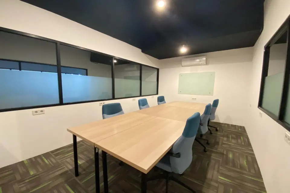 Small Deluxe Meeting Room