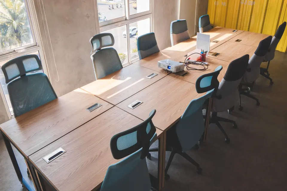 Large Deluxe Meeting Room