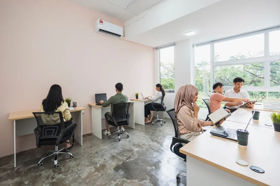 6 Pax Day Office