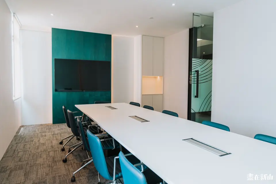 Quantum Meeting Room