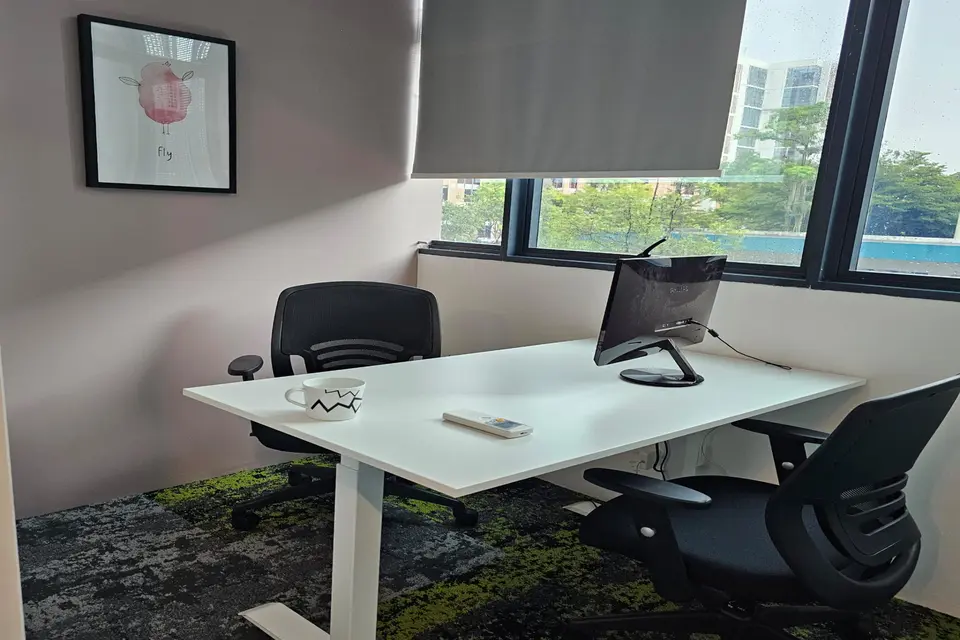 2 pax Day Office with window (monitor provided)