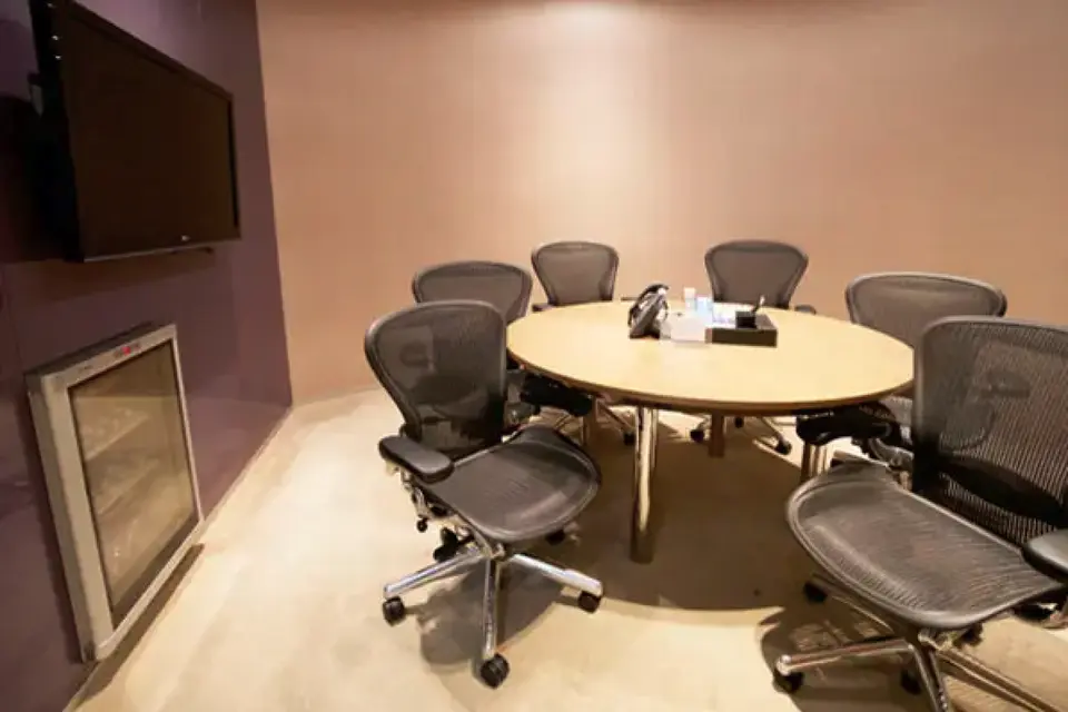 L40, Room 40B