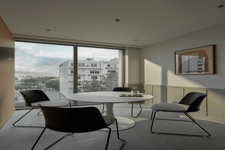 4 Pax Meeting Room