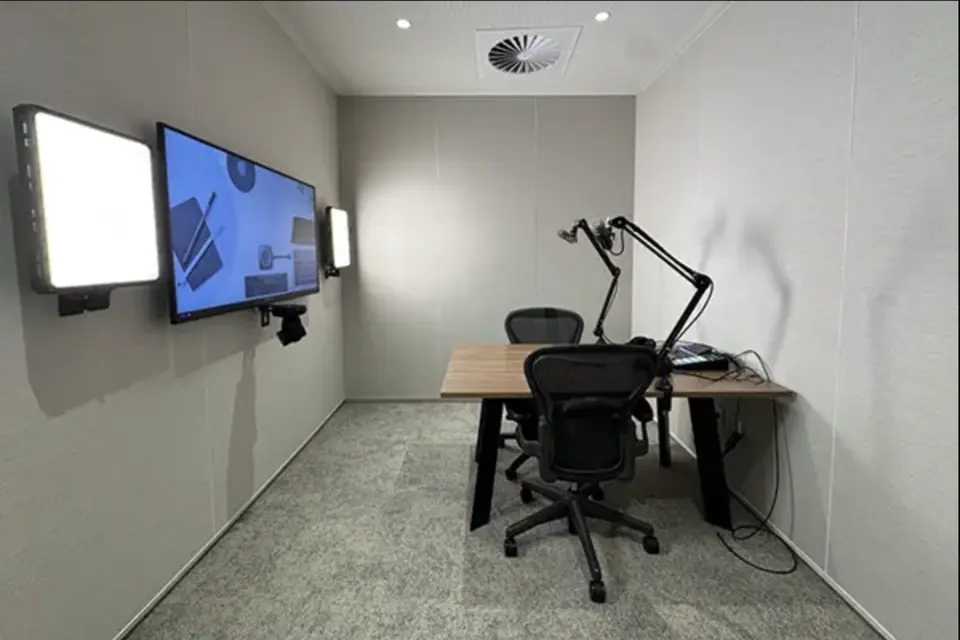 L15 - Podcast Studio