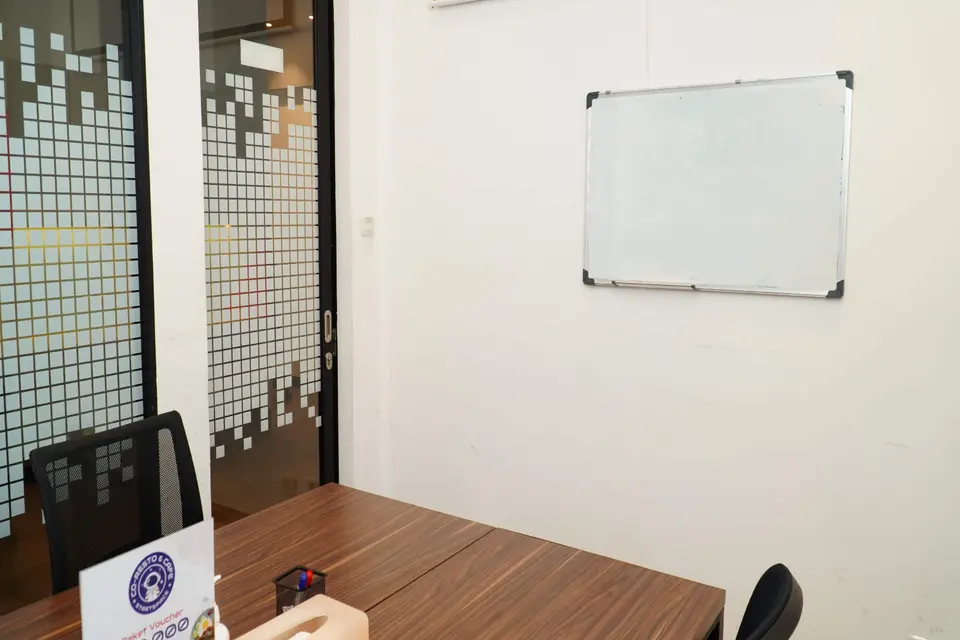 Small Deluxe Meeting Room