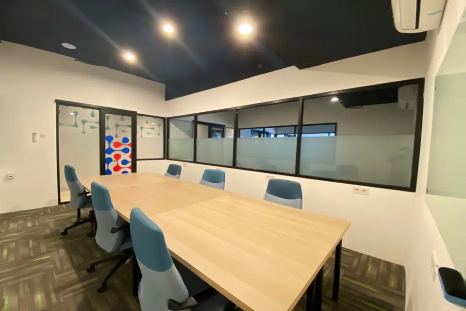 Small Deluxe Meeting Room