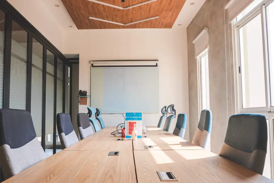 Large Deluxe Meeting Room