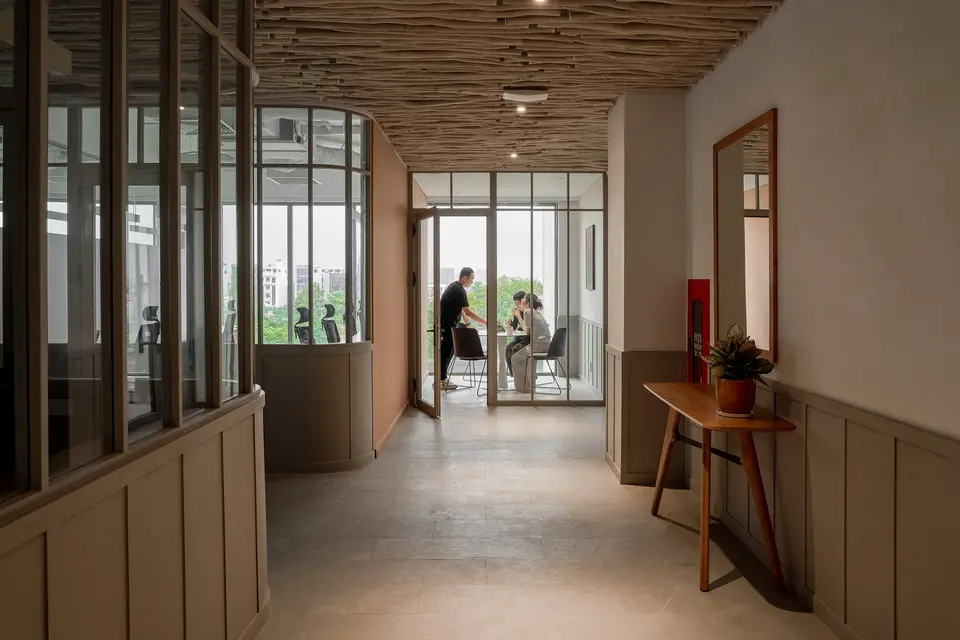 4 Pax Meeting Room