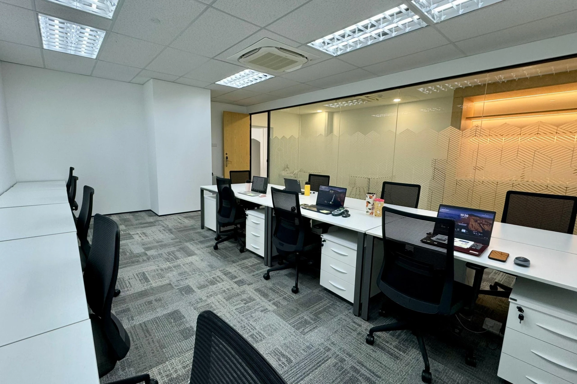 Private Suite (Day) 12 Pax